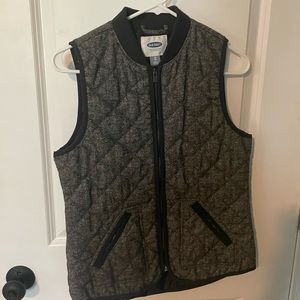 Lightweight vest. Grey and black pattern.